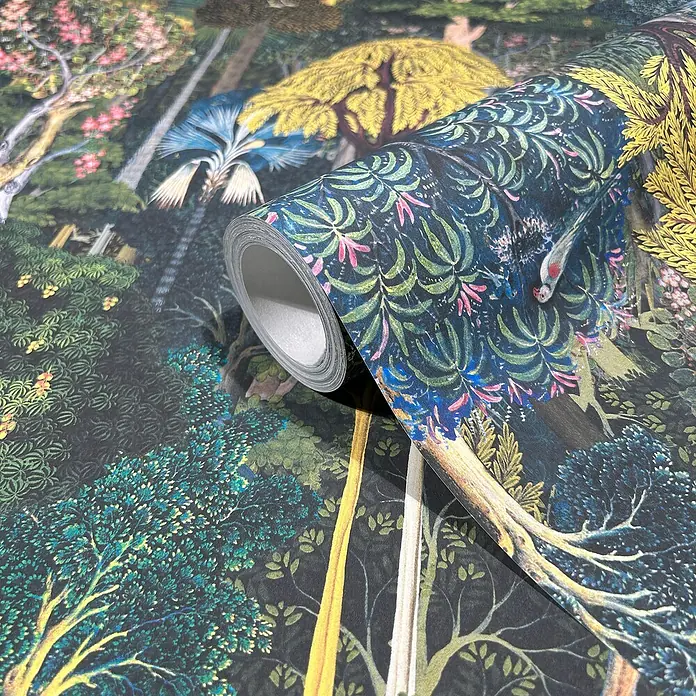 Marburg Heritage Vliestapete Gemaltes Waldmotiv - Grün/Blau, Floral, 10,05 x 0,53 m - Nahaufnahme einer Rolle luxuriöser Tapete mit Waldmotiv, die sich perfekt für eine stilvolle Wanddekoration eignet. Die Tapete besticht durch ihr elegantes Design.