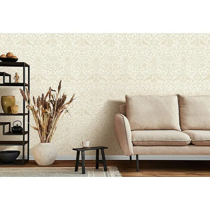 Marburg Heritage Vliestapete Allover mit Tieren & Blumen - Grau/Beige, Floral, 10,05 x 0,53 m - Eine Nahaufnahme eines Raumes mit einem beigen Sofa, einem Regal mit Dekorationsgegenständen und einer Stehlampe.