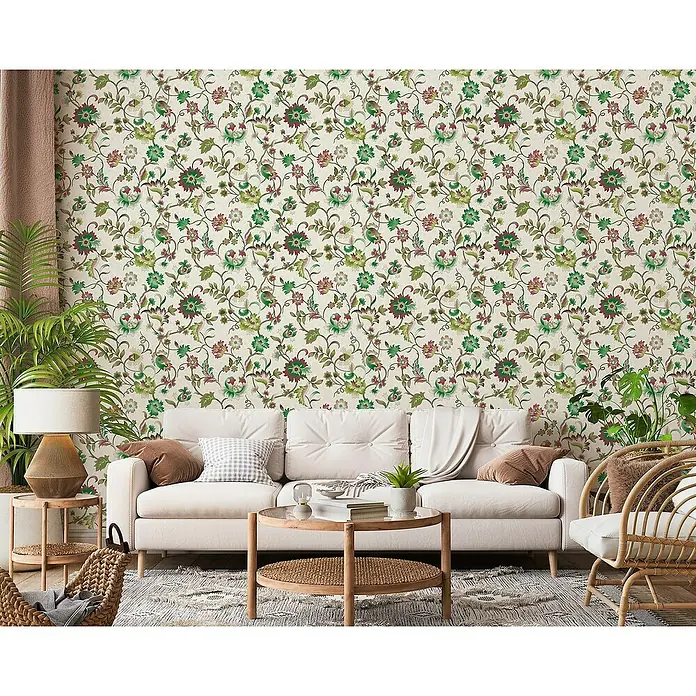 Marburg Heritage Vliestapete Blumenmotiv - Grau/Grün, Floral, 10,05 x 0,53 m - Ein stilvolles Wohnzimmer mit einem cremefarbenen Sofa und einer floral gemusterten Tapete als Blickfang.