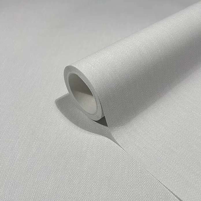 Marburg Heritage Vliestapete Textil-Optik - Grau, Uni, 10,05 x 0,53 m - Nahaufnahme einer Rolle hellgrauer Textiltapete mit dezenter Textur.
