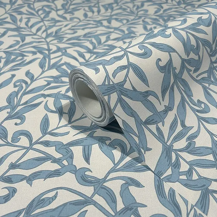 Marburg Heritage Vliestapete Blätterranken-Allover - Blau/Grau, Floral, 10,05 x 0,53 m - Nahaufnahme einer Rolle floral gemusterter Tapete in Blau- und Weißtönen, die ein elegantes, botanisches Design zeigt.