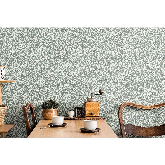 Marburg Heritage Vliestapete Blätterranken-Allover - Grau/Grün/Blau, Floral, 10,05 x 0,53 m - Nahaufnahme eines Tisches mit zwei Kaffeetassen, einer Pflanze, einer Mühle und einem dekorierten Hintergrund.