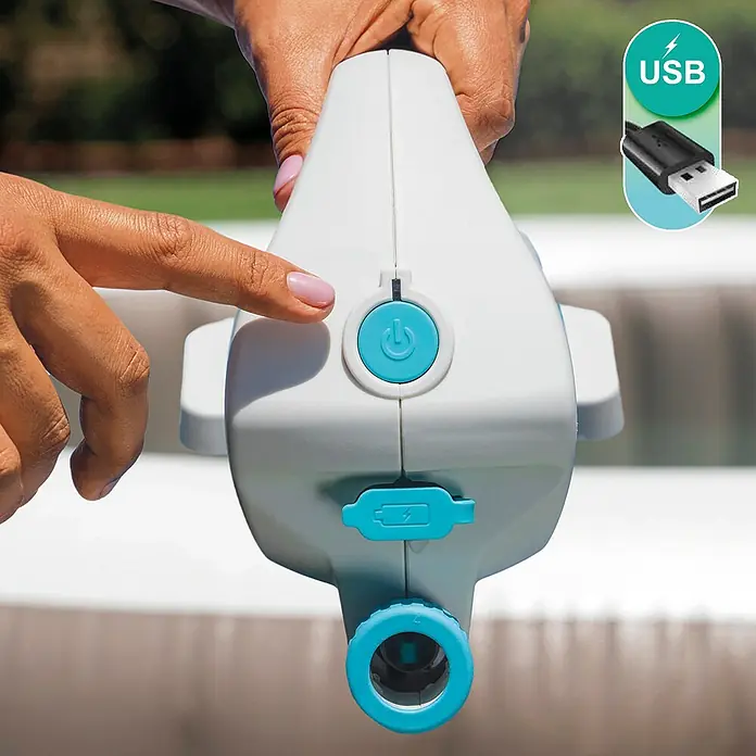 Intex Aspirador para piscina Basic ZR100 - A batería, Específico para: Piscinas elevadas de hasta 5,49 m de diámetro - Primer plano de un limpiafondos inalámbrico con carga USB, operado por una mano.