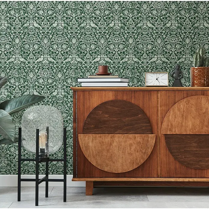 Marburg Heritage Vliestapete Allover mit Tieren & Blumen - Grün, Floral, 10,05 x 0,53 m - Elegante Wohnzimmereinrichtung mit einem stilvollen Sideboard aus Holz, verziert mit kreisförmigen Akzenten und dekorativen Elementen.