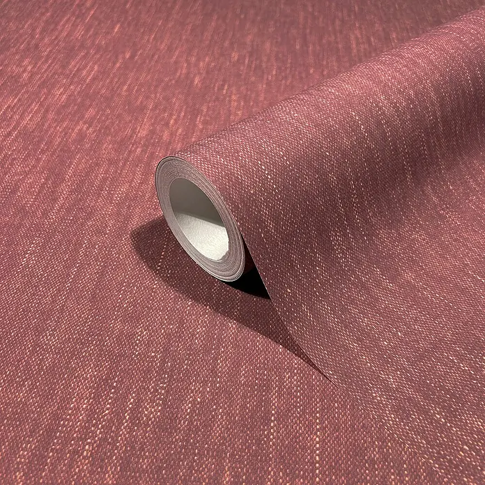 Marburg Heritage Vliestapete Textil-Optik - Rot, Uni, 10,05 x 0,53 m - Nahaufnahme einer Rolle strukturierten Vliestapete in einem satten, warmen Farbton, perfekt für eine stilvolle Wandgestaltung.