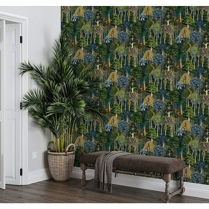 Marburg Heritage Vliestapete Gemaltes Waldmotiv - Grün/Blau, Floral, 10,05 x 0,53 m - Detailaufnahme eines Raumes mit einer grünen Palme im Korb, einer Bank und einer verzierten Tapete mit Waldmuster.