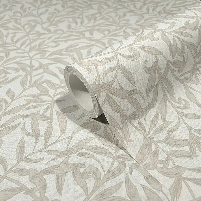 Marburg Heritage Vliestapete Blätterranken-Allover - Beige/Grau, Floral, 10,05 x 0,53 m - Nahaufnahme einer Rolle Tapete mit einem eleganten Blätterdesign in sanften Beigetönen, perfekt für eine stilvolle Wandgestaltung.