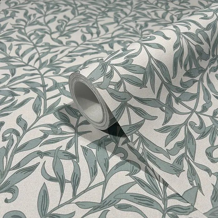 Marburg Heritage Vliestapete Blätterranken-Allover - Grau/Grün/Blau, Floral, 10,05 x 0,53 m - Nahaufnahme einer Tapetenrolle mit einem eleganten, blattartigen Muster in sanften Blautönen auf weißem Grund.