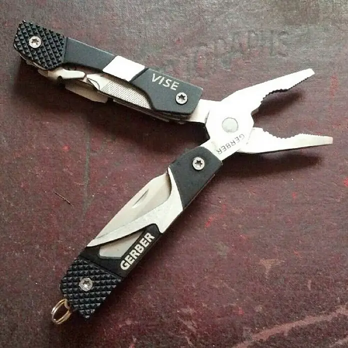 Gerber Multiherramienta plegable - Largo: 10,1 cm, Acero inoxidable - En la imagen hay una multiherramienta Gerber Vise con alicates, cuchillo y otras herramientas, ideal para reparaciones y actividades al aire libre.