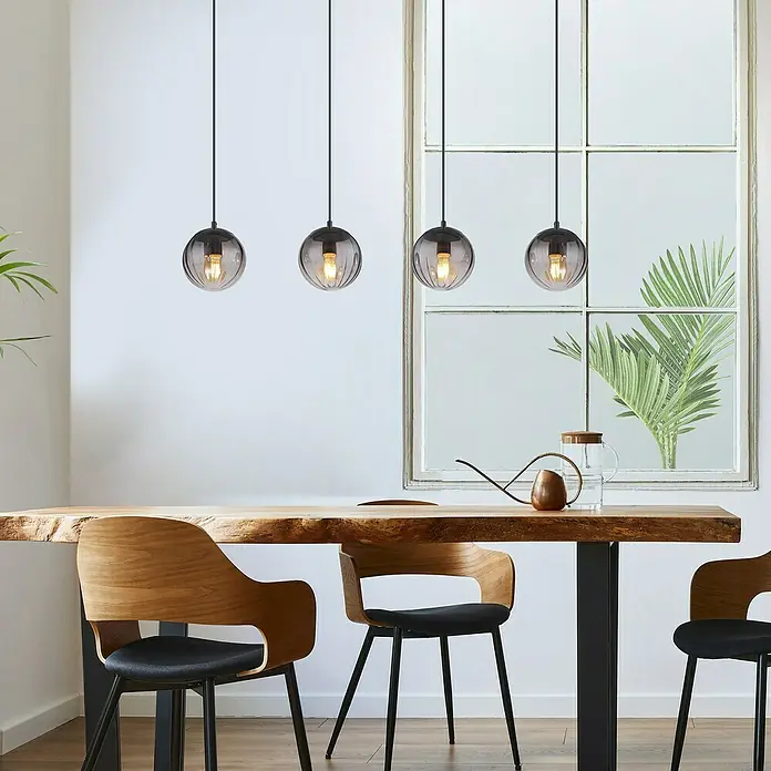 Globo Dallerta Hängelampe Dallerta - 60 W, Schwarz matt, L x B x H: 95 x 28 x 120 cm, 4 Stk. - Ein Esstisch mit modernen Stühlen und vier grauen Kugelpendelleuchten, die von der Decke hängen.