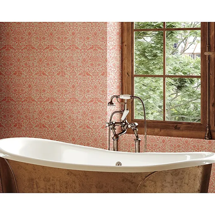 Marburg Heritage Vliestapete Allover mit Tieren & Blumen - Beige/Rot, Floral, 10,05 x 0,53 m - Elegantes Badezimmer mit freistehender Badewanne. Das harmonische Design umfasst eine stilvolle Armatur und ein Fenster mit Blick ins Grüne.