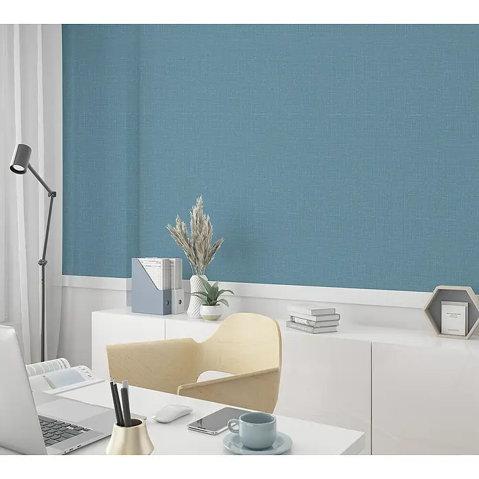 Marburg Heritage Vliestapete Vintage-Look - Blau, Uni, 10,05 x 0,53 m - Büro-Szene mit blauem Hintergrund. Der blaue Hintergrund harmoniert wunderbar mit der modernen Büroeinrichtung und den Accessoires.