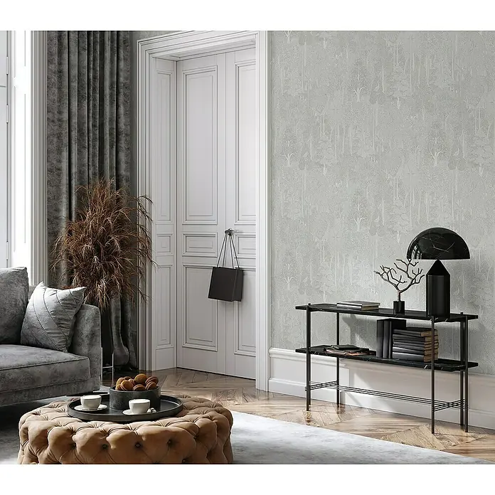 Marburg Heritage Vliestapete Gemaltes Waldmotiv - Weiß/Grau, Floral, 10,05 x 0,53 m - Nahaufnahme eines eleganten Wohnzimmers mit grauer Tapete mit Baummuster, die eine ruhige und stilvolle Atmosphäre schafft.