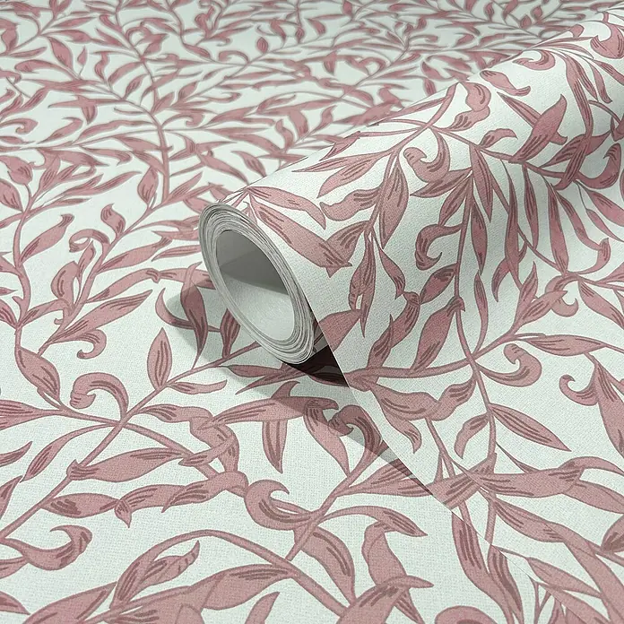 Marburg Heritage Vliestapete Blätterranken-Allover - Rot/Grau, Floral, 10,05 x 0,53 m - Nahaufnahme einer Rolle rosafarben gemusterter Tapete mit einem eleganten Blätterdesign auf einem hellen Hintergrund.