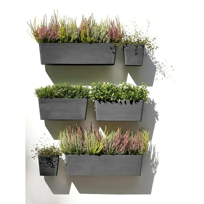 Ecopots Wand-Pflanzkasten Manhattan Wall - Außenmaß (L x B x H): 35 x 17,2 x 15 cm, Kunststoff, Dunkelgrau, Rechteckig - Wandmontierte Pflanzgefäße mit verschiedenen Pflanzen, die ein vertikales Gartendesign für den Außenbereich zeigen.