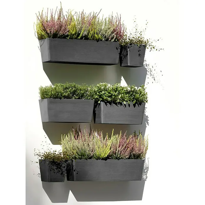 Ecopots Wand-Pflanzkasten Manhattan Wall - Außenmaß (L x B x H): 35 x 17,2 x 15 cm, Kunststoff, Dunkelgrau, Rechteckig - Wandmontierte Pflanzgefäße in verschiedenen Größen mit verschiedenen Pflanzen, die an einer weißen Wand befestigt sind.