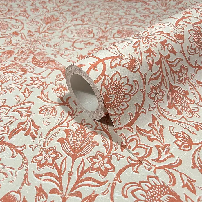 Marburg Heritage Vliestapete Allover mit Tieren & Blumen - Beige/Rot, Floral, 10,05 x 0,53 m - Nahaufnahme einer Rolle korallenroter und weißer Tapete mit einem floralen und Vogelmuster.