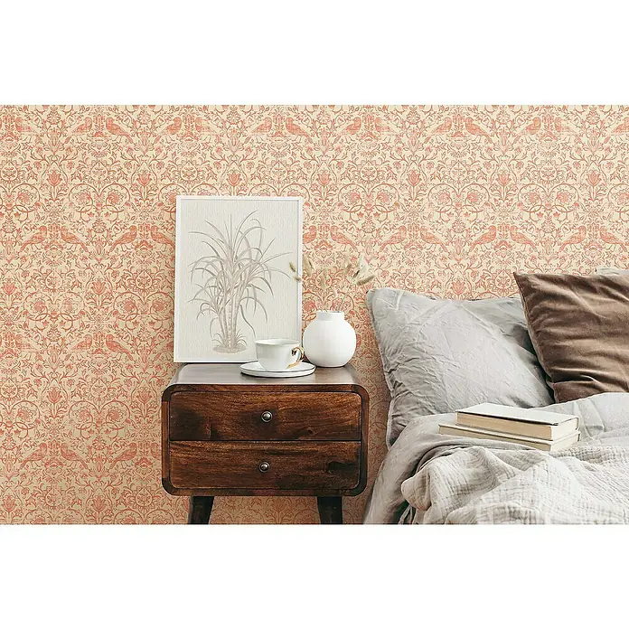 Marburg Heritage Vliestapete Allover mit Tieren & Blumen - Beige/Rot, Floral, 10,05 x 0,53 m - Schlafzimmer-Szene mit dekorativer Tapete, Nachttisch mit Deko und einem gemütlichen Bett mit Kissen und Büchern.