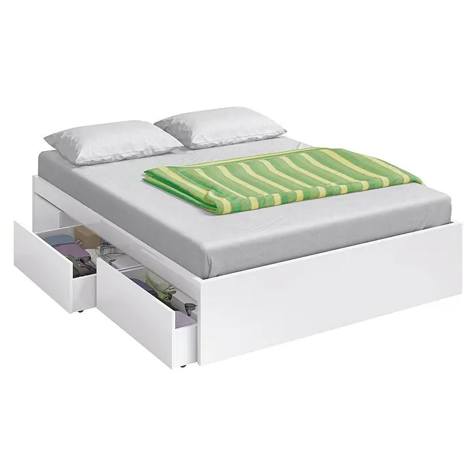 Cama de matrimonio Kendra - L x An x Al: 196 x 156 x 37 cm, Blanco Artik - Cama blanca con cajones de almacenamiento extraíbles con ropa de cama blanca con manta y almohadas verdes.