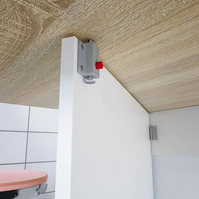 Mesa auxiliar Fly - L x An x Al: 31 x 77 x 78 cm, Blanco Artik/Roble Canadian, Abatible - Vista detallada de un armario con un mecanismo de cierre gris con un botón rojo, fijado a un panel de madera clara.