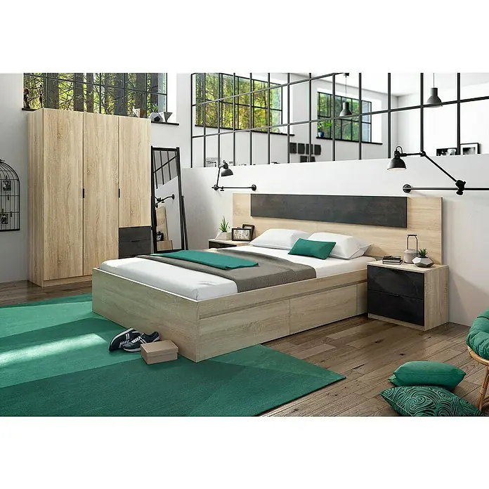 Cama de matrimonio Kendra - L x An x Al: 196 x 156 x 37 cm, Roble Canadian - Acogedora habitación con una elegante cama, mesita de noche y un armario a juego con aspecto de madera. La alfombra verde añade un ambiente cálido.
