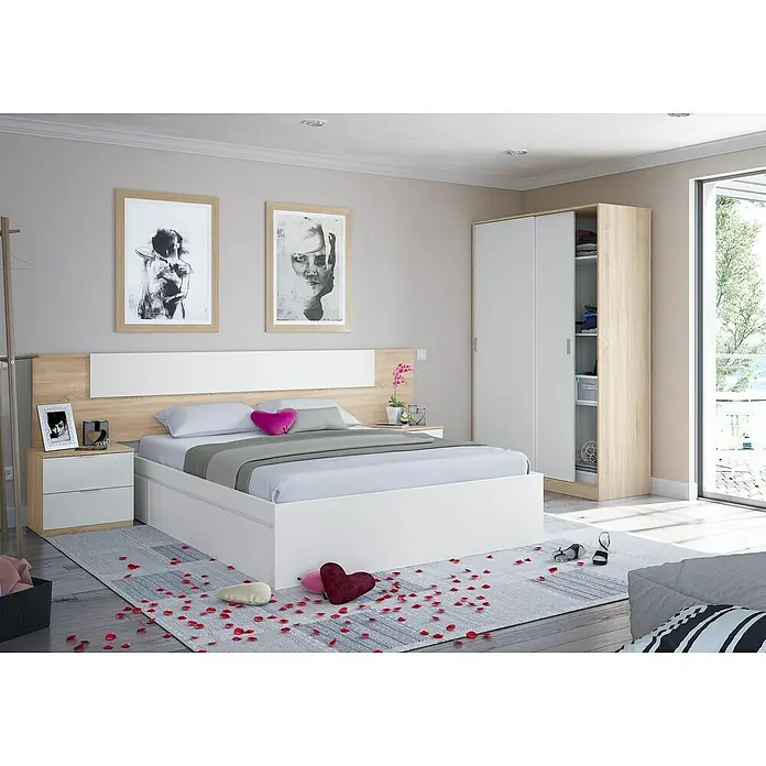 Cama de matrimonio Kendra - L x An x Al: 196 x 156 x 37 cm, Blanco Artik - Dormitorio moderno con cama blanca, mesita de noche y armario con diseño de madera clara, complementado con dos obras de arte enmarcadas en la pared.