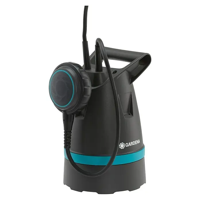 Gardena Klarwasser-Tauchpumpe 8600 BASIC - 400 W, Max. Fördermenge: 8.600 l/h - Nahaufnahme einer Gardena-Schmutzwasserpumpe in Schwarz mit blauem Akzentband und Tragegriff. Ideal zum Auspumpen von Teichen oder Baugruben.