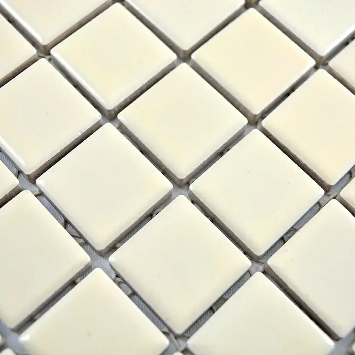 Mosaikfliese Quadrat Uni CG 164 - 29,8 x 29,8 cm, Beige, Glänzend - Nahaufnahme von quadratischen, cremefarbenen Keramikfliesen, die ein elegantes und modernes Design für Innenräume bieten.