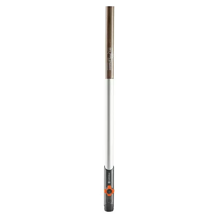 Gardena Combisystem Kleingeräte-Set - 4 -tlg. - Lange Gardena Comfort Sprühlanze mit Metallschaft, weißem Gehäuse und grauem Griff mit orangefarbenem Durchflussregelknopf.