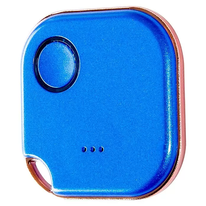 Shelly Schalter BLU Button1 - Blau, Batteriebetrieben - Ein kleiner, abgerundeter blauer elektronischer Tracker mit roségoldenem Rand, mit einem runden Knopf, drei Anzeigen und einer Aussparung für eine Schlaufe.