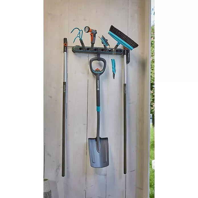 Gardena Combisystem Kleingeräte-Set - 4 -tlg. - Gardena Gartengeräte: Schaufel, Besen und Handwerkzeuge, übersichtlich an einer Wandhalterung organisiert.