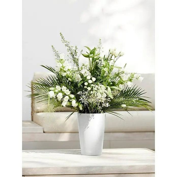 Ecopots Vase Pisa - Ø x H: 17,8 x 25,2 cm, Kunststoff, Weiß - Ein elegantes Bouquet aus weißen Blumen und Grünzeug in einer schlichten, weißen Vase, das jedem Raum eine frische Note verleiht.