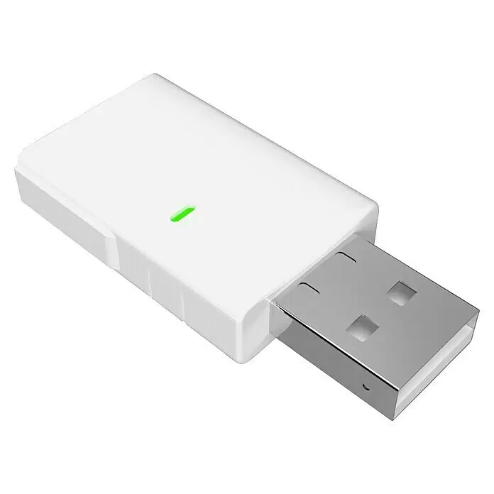 Shelly Gateway BLU - 2.400 MHz - 2.483,5 MHz - Weißer USB-Dongle aus Kunststoff mit Metallstecker und leuchtender grüner Anzeigeleuchte.