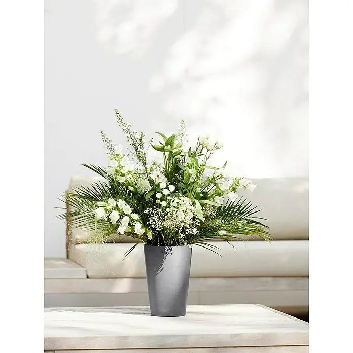 Ecopots Vase Pisa - Ø x H: 17,8 x 25,2 cm, Kunststoff, Grau - Blumenstrauß in einem schlanken, grauen Topf auf einem Tisch arrangiert, mit natürlichem Licht betont.