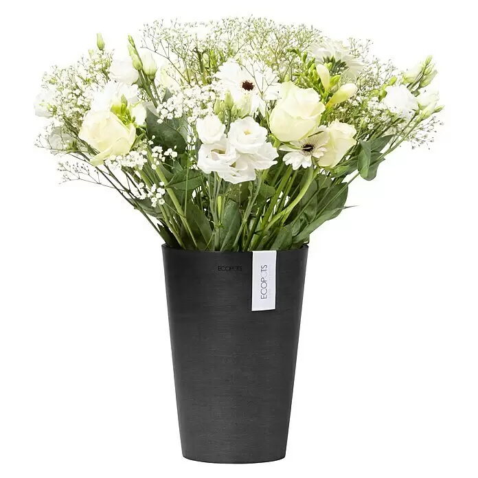 Ecopots Vase Pisa - Ø x H: 17,8 x 25,2 cm, Kunststoff, Dunkelgrau - Dunkelgrauer ECOPOTS Pflanztopf mit einem Strauß weißer Blumen.