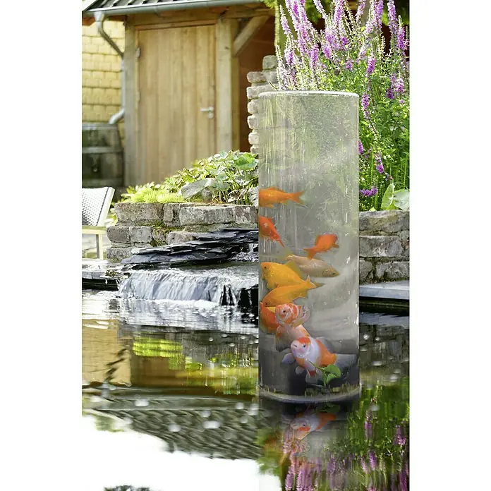Ubbink Fischsäule 100 - Ø x H: 20 x 120 cm - Diese Aufnahme zeigt eine transparente Fischsäule gefüllt mit Goldfischen, die einen Blickfang im Gartenteich darstellt.