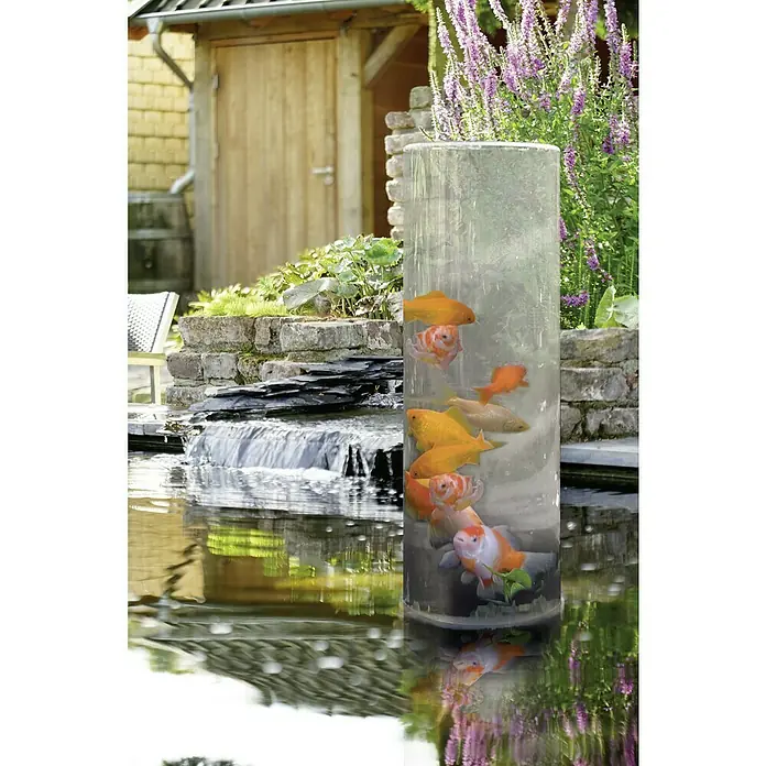 Ubbink Fischsäule 66 - Ø x H: 20 x 86 cm - Nahaufnahme eines hohen, zylindrischen Aquariums voller Goldfische in einem ruhigen Gartenteich, der durch Flora und Steinarchitektur ergänzt wird.