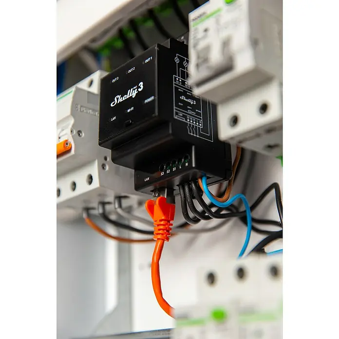 Shelly Relais-Modul Pro 3 - 110 V - 240 V, 48 A - Shelly Pro 3-Smart-Home-Gerät. Nahaufnahme eines Shelly Pro 3-Geräts, das in einer elektrischen Installation montiert ist, mit Fokus auf Konnektivität und Design.