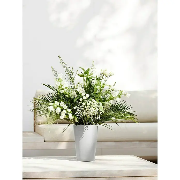 Ecopots Vase Pisa - Ø x H: 21,1 x 29,8 cm, Kunststoff, Weißgrau - Ein Bouquet aus weißen Blumen und grünen Blättern in einer stilvollen, zylindrischen Vase, das Eleganz und Frische ausstrahlt.