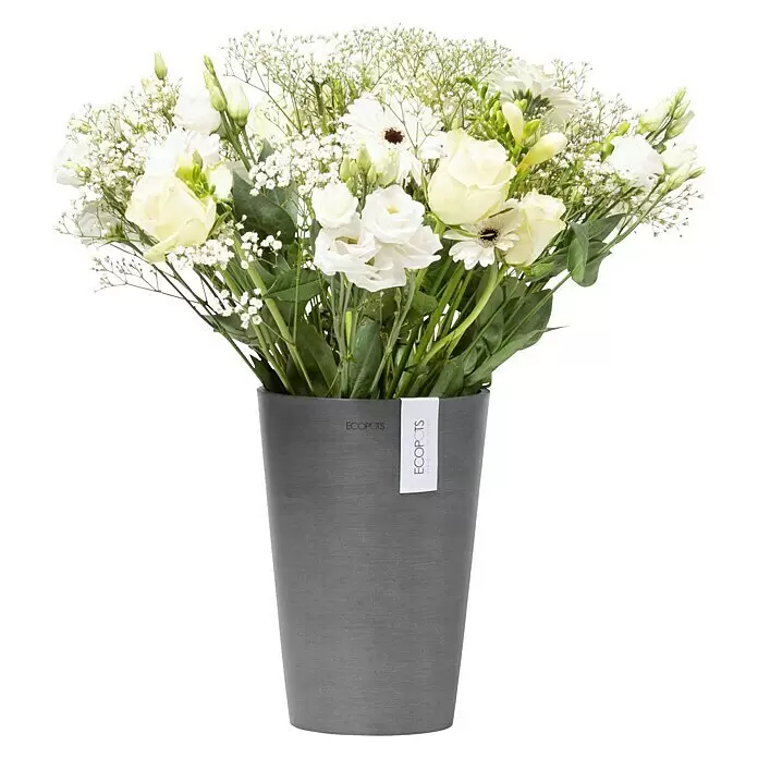 Ecopots Vase Pisa - Ø x H: 17,8 x 25,2 cm, Kunststoff, Grau - Strauß weißer Blumen in einem grauen ECOPOTS Pflanzgefäß.