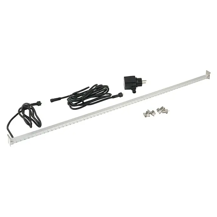 Ubbink LED-Lichtleiste - 3 W, Lichtfarbe: Blau, Länge: 90 cm - Produktaufnahme von LED-Lichtleiste, Kabeln, Netzteil und Befestigungsclips auf schwarzem Hintergrund.