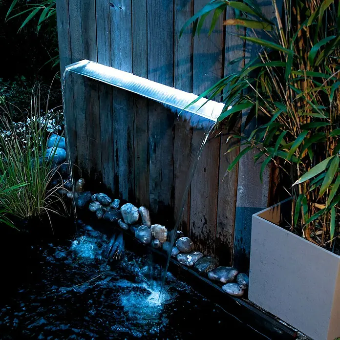 Ubbink LED-Lichtleiste - 3 W, Lichtfarbe: Blau, Länge: 90 cm - Beleuchteter Wasservorhang mit Holzpaneel und dekorativen Kieselsteinen sorgt für eine entspannende Atmosphäre im Garten.