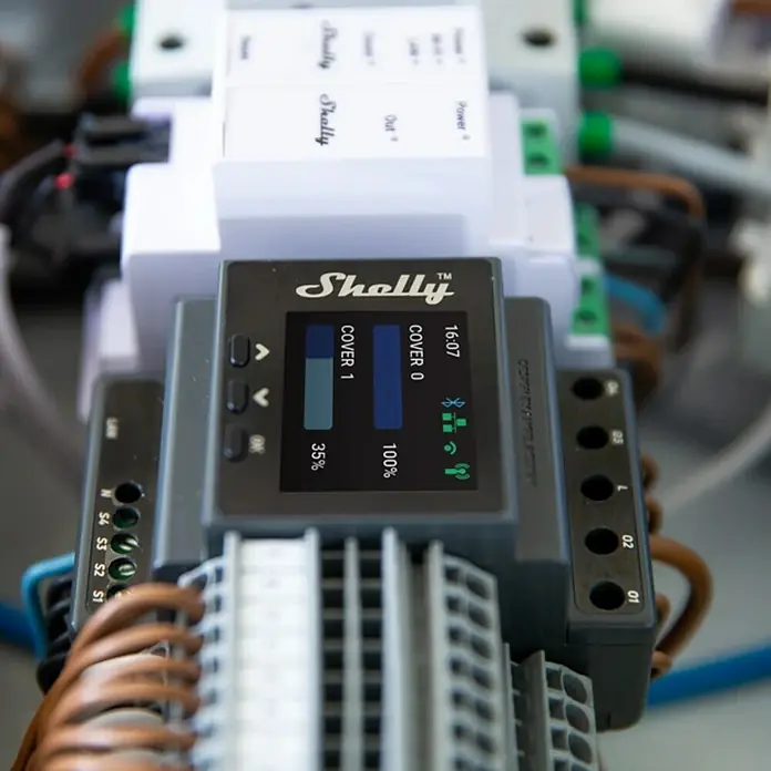 Shelly Schaltcontroller Pro Dual Cover / Shutter PM - 110 V - 240 V, 16 A - Das Bild zeigt eine Shelly-Steuerung für Rollläden, die in einem Schaltschrank verbaut ist und den aktuellen Status anzeigt.
