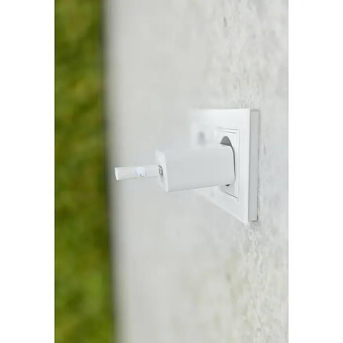 Shelly Gateway BLU - 2.400 MHz - 2.483,5 MHz - Nahaufnahme eines weißen USB-Ladegeräts, das an eine Wandsteckdose angeschlossen ist und ein modernes und minimalistisches Design aufweist.