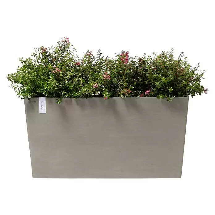 Ecopots Pflanzkasten Paris - Außenmaß (L x B x H): 100,5 x 39,6 x 51,8 cm, Kunststoff, Braungrau, Ausstattung Pflanzgefäß: Rollen - Grauer, rechteckiger Pflanzkübel mit grünen Pflanzen und rosa Blüten, mit ECOPOTS-Etikett.