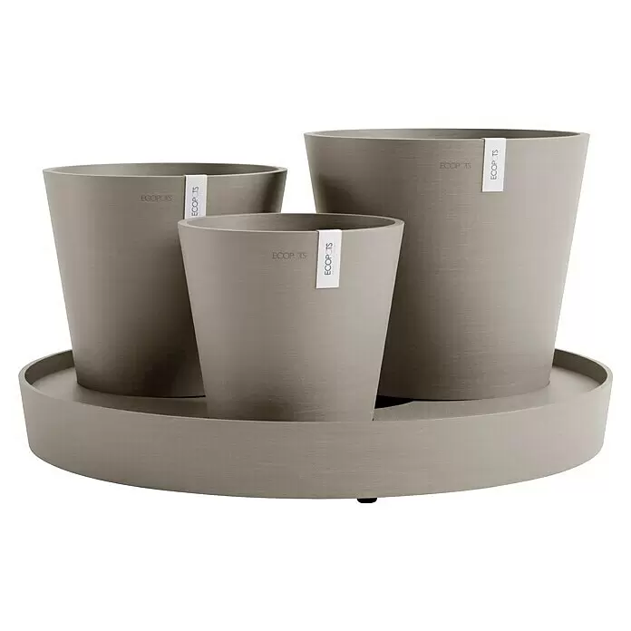 Ecopots Pflanztopf Dubai - Außenmaß (Ø x H): 56,5 x 30,7 cm, Kunststoff, Braungrau, 3 Stk. - Drei graue ECOPOTS Pflanzgefäße unterschiedlicher Größe stehen auf einem passenden runden Untersetzer mit feiner Textur.