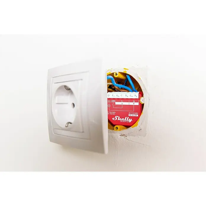 Shelly Relais-Modul Qubino Wave 1PM - Z-Wave Plus - Nahaufnahme einer Steckdose mit einem Shelly-Qubino-Smart-Home-Gerät im Inneren, das die Hausautomation erleichtert.