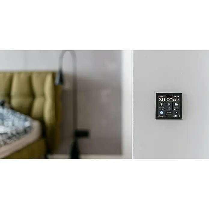Shelly Touchscreen-Bediengerät Wall Display - Schwarz, 30 x 85 x 85 mm - Intelligentes Smart Home Display an einer weissen Wand, das Temperatur und andere Hausfunktionen steuert.\n