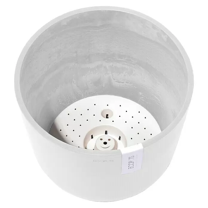 Ecopots Oslo Pflanztopf mit Wasserspeicher - Außenmaß (Ø x H): 25 x 21,4 cm, Kunststoff, Weiß - Weißer ECOPOTS Pflanztopf mit einem erhöhten, perforierten Drainagesystem und einem Smiley-Gesicht.