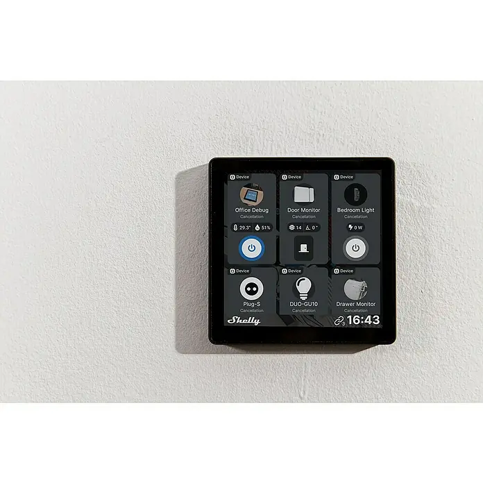 Shelly Touchscreen-Bediengerät Wall Display - Schwarz, 30 x 85 x 85 mm - Nahaufnahme eines Shelly Smart Home-Steuergeräts an einer Wand, das verschiedene Geräte und deren Status anzeigt.